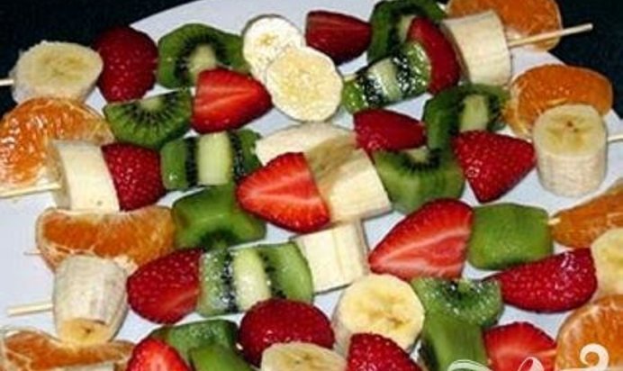 Фруктовый шашлык с лимонной подливкой