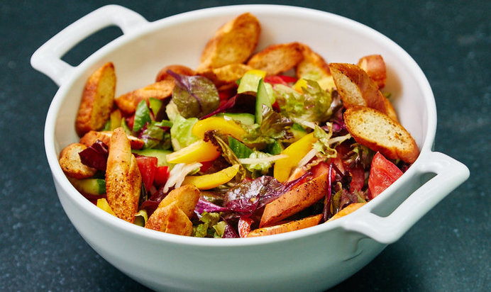 Легкий овощной салат с гренками