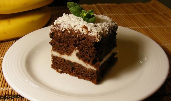 Шоколадное пирожное с кокосово-мятной начинкой