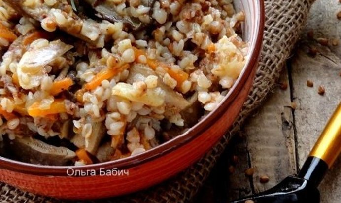 Гречневый плов с сельдереем и грибами