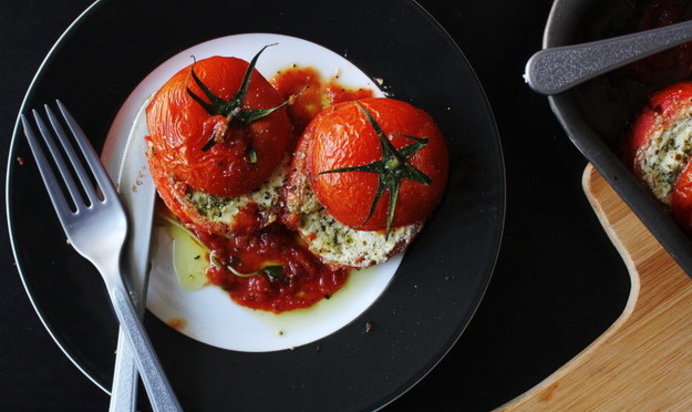 Помидоры, фаршированные рикоттой с песто
