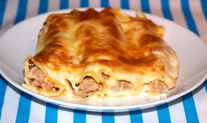 Каннеллони с фаршем под соусом бешамель