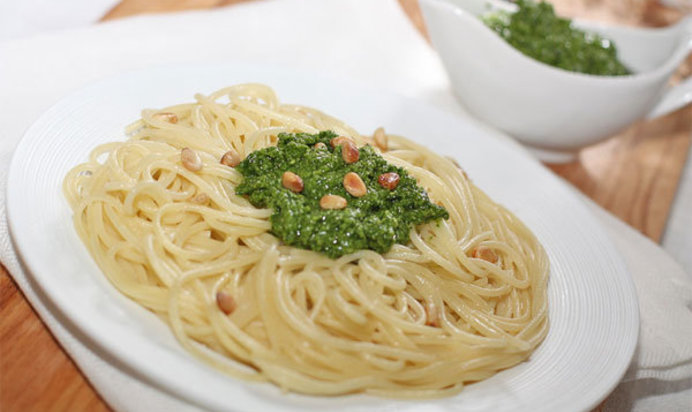 Спагетти с песто из шпината