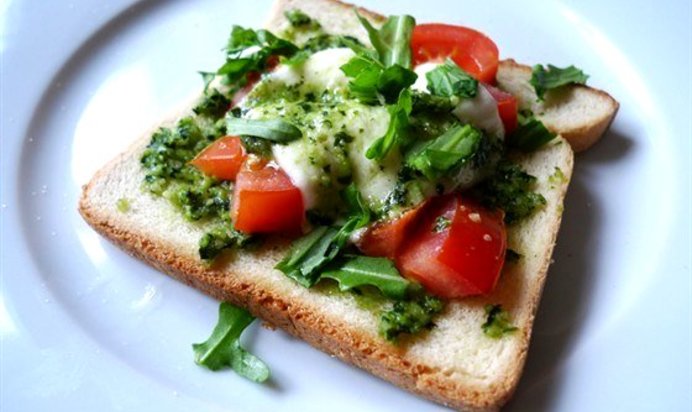 Горячий средиземноморский бутерброд