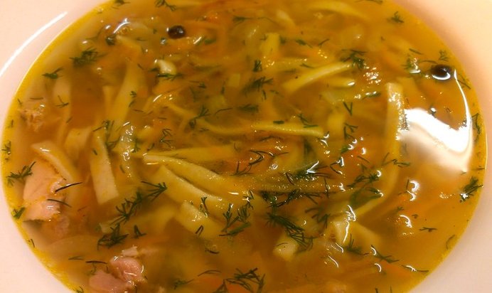 Домашняя лапша на курино-капустном бульоне по‑варшавски