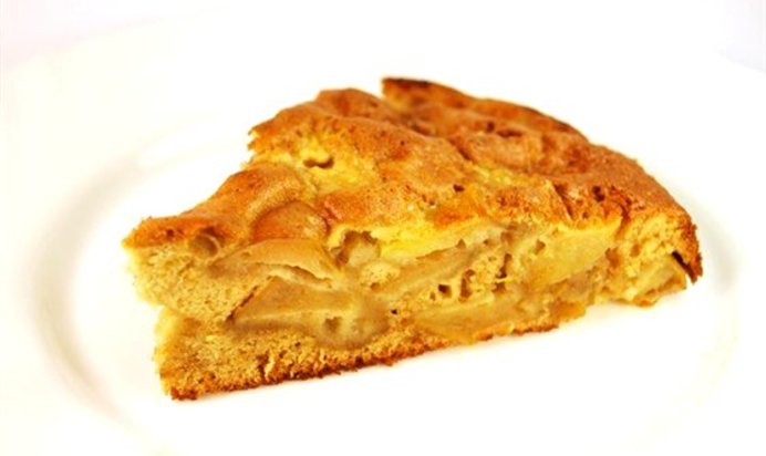 Сметанная шарлотка с яблоками и грецкими орехами