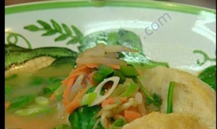 Куриный бульон с яйцом и имбирем