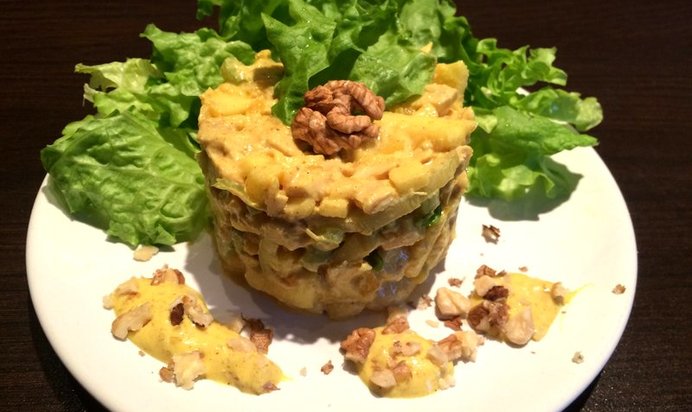 Салат из курицы, яблок, сельдерея и винограда с карри заправкой