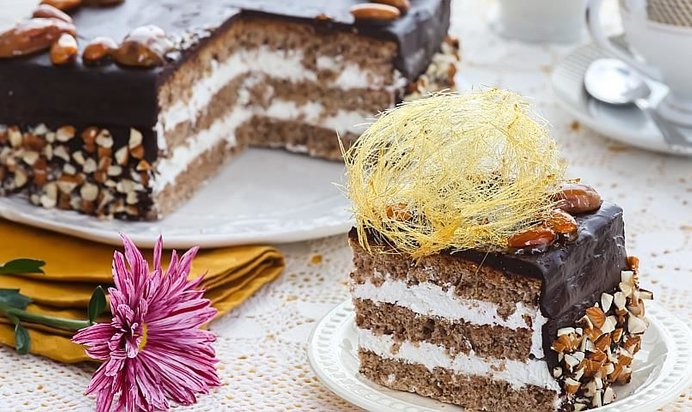 Ореховый торт с белковым кремом