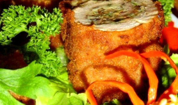 Горячий рулет из омлета со свининой