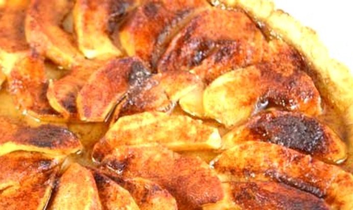 Шарлотка с яблоками открытая