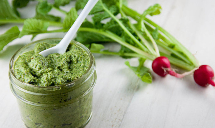 Соус песто из ботвы редиса
