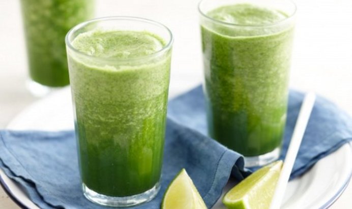 Смузи на основе кокосовой воды с лаймом и капустой кейл