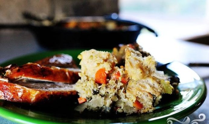 Жареный хлеб с устрицами и овощами