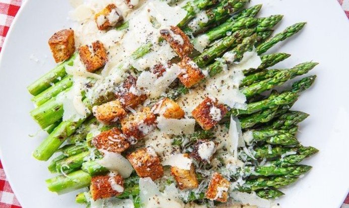 Цезарь со спаржей-гриль