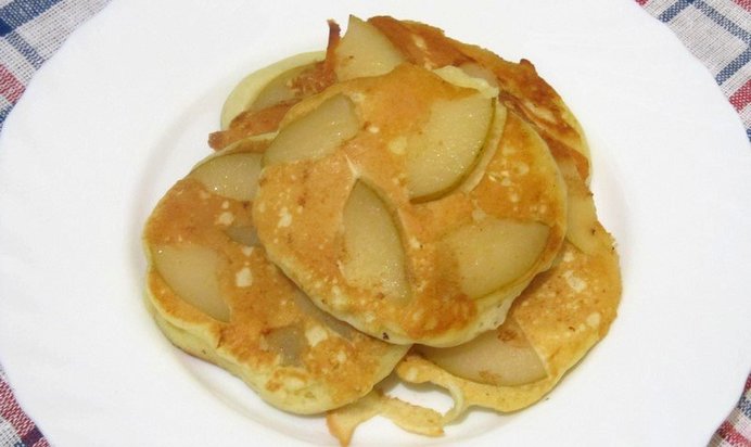 Оладьи с консервированной грушей