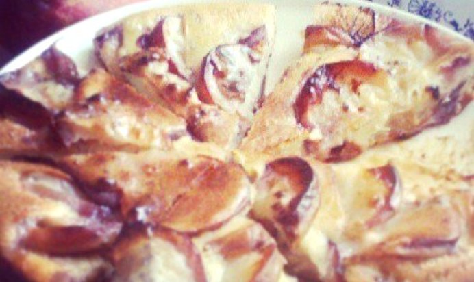 Шарлотка с инжирными персиками