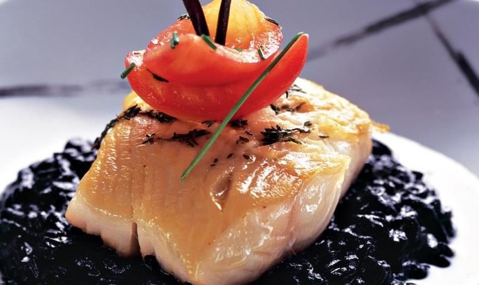 Черная треска с черным ризотто и сладкими томатами