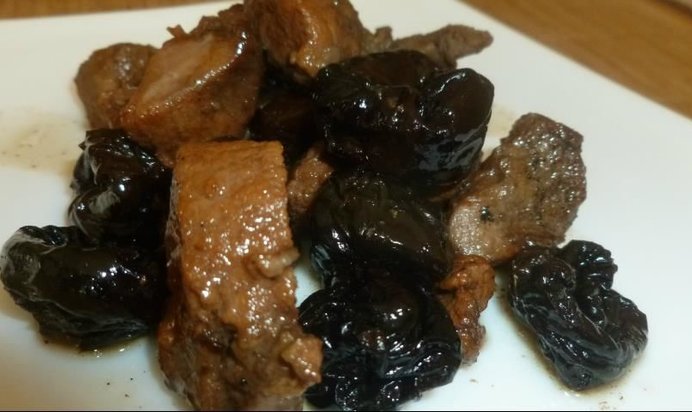 Баранина с черносливом в чайном соусе