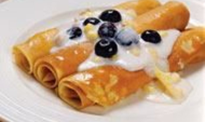 Блины с манной кашей и фруктами