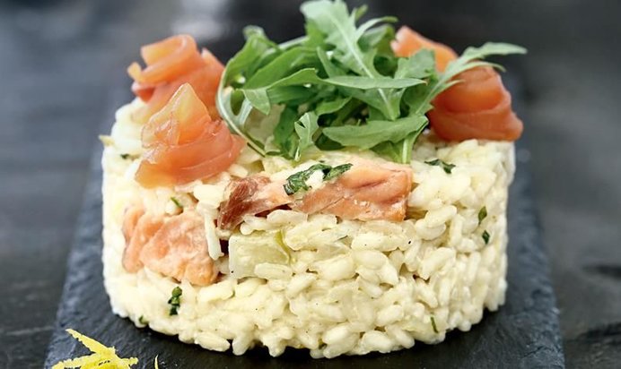 Яблочное ризотто с копченым лососем