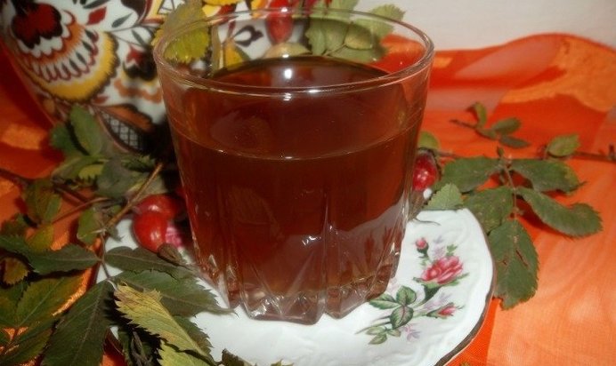 Чай из плодов шиповника с мелиссой