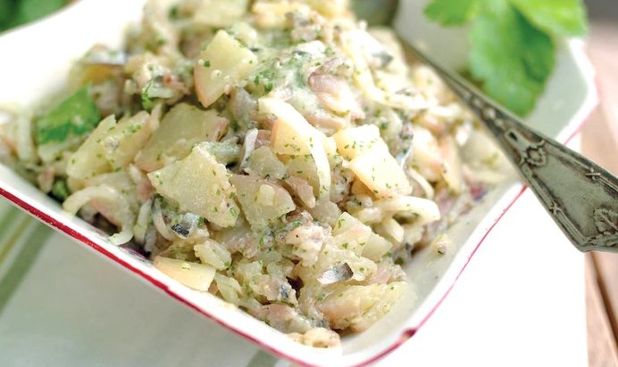 Картофельный салат с тюлькой или квашеной капустой