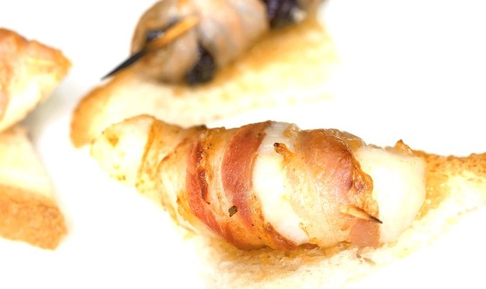 Рулеты из гребешков и чернослива на тостах