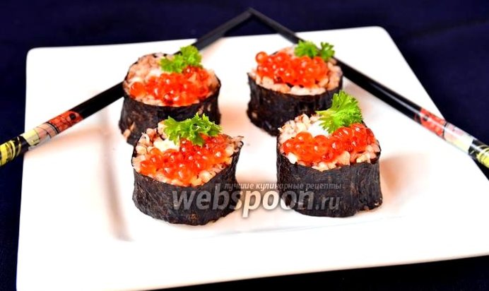 Роллы с кальмарами и красной икрой