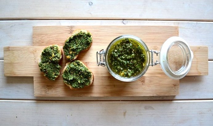 Песто из крапивы и фисташек