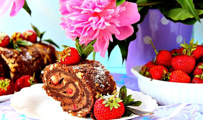 Рулет с кофейным кремом и клубникой