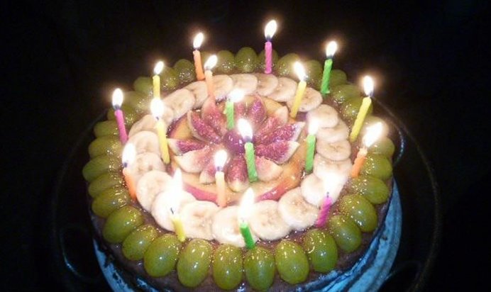 Торт Ко дню Рождениясо сливочно-творожным кремом и фруктами