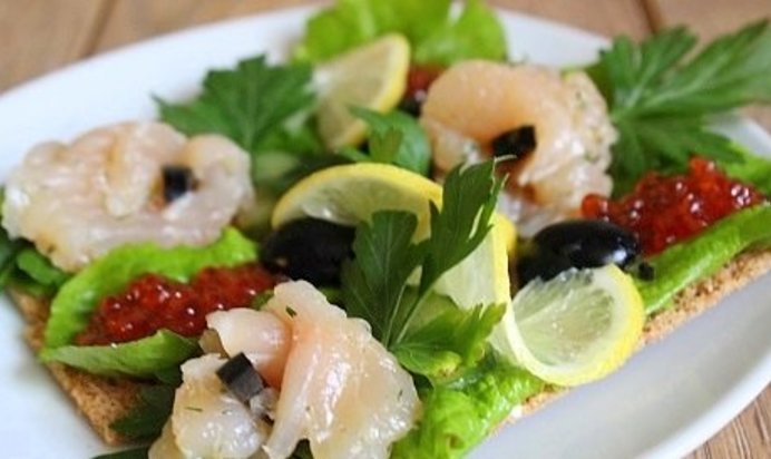 Праздничные бутерброды с лососем и красной икрой