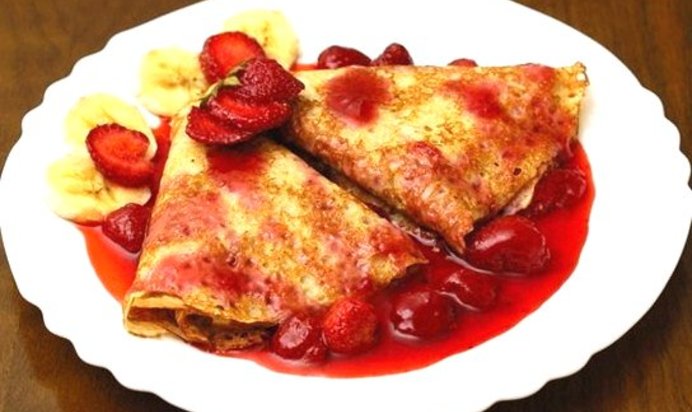 Банановые блинчики с клубничным соусом