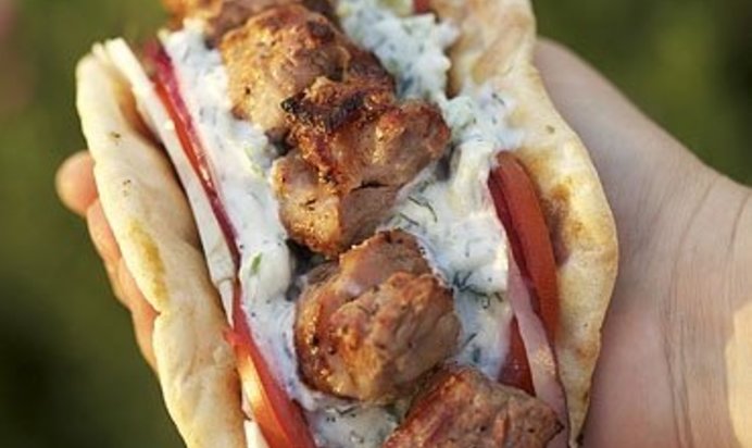 Сувлаки на пите с тцацыки