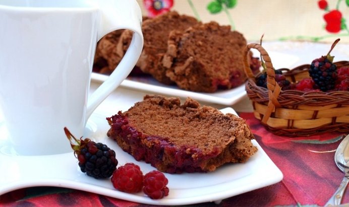 Шоколадная шарлотка с ягодами