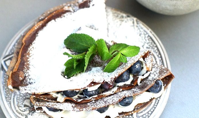 Блины из черемуховой муки с маскарпоне и голубикой