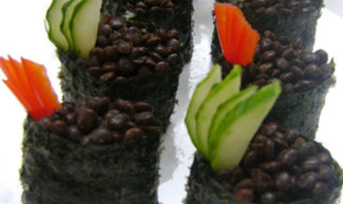 Гункан-суши с черной чечевицей