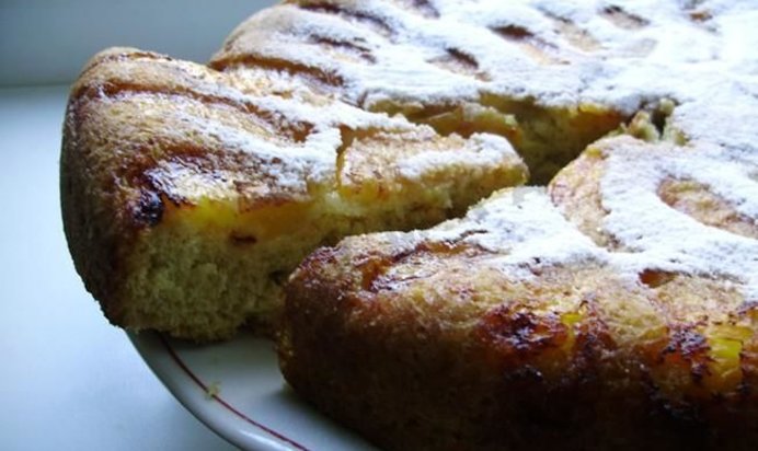 Шарлотка с вареньем в мультиварке