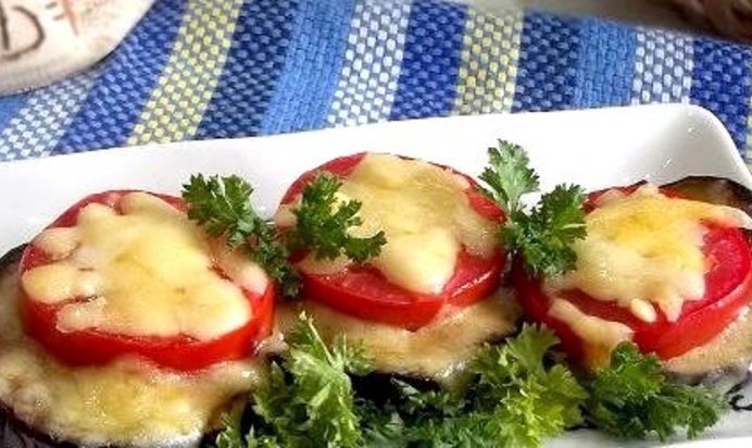 Горячая закуска из баклажанов и помидоров под сыром