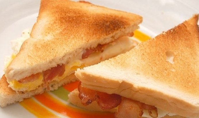 Сэндвич с беконом и яйцом