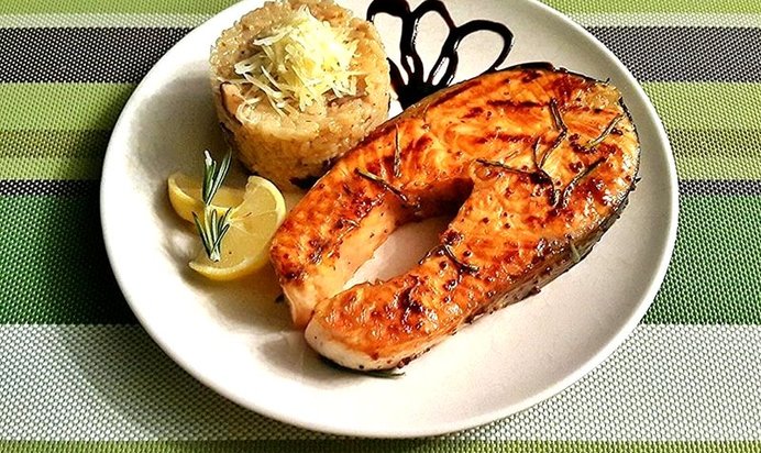 Стейки из семги и ризотто с лесными грибами и пармезаном