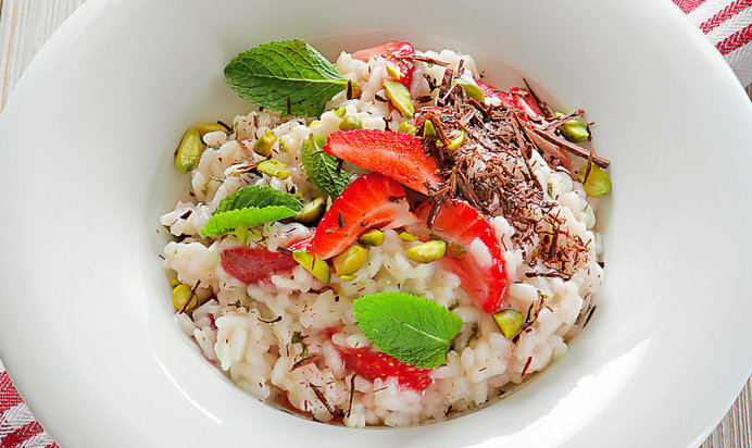 Ризотто с клубникой, мятой, фисташками и шоколадом