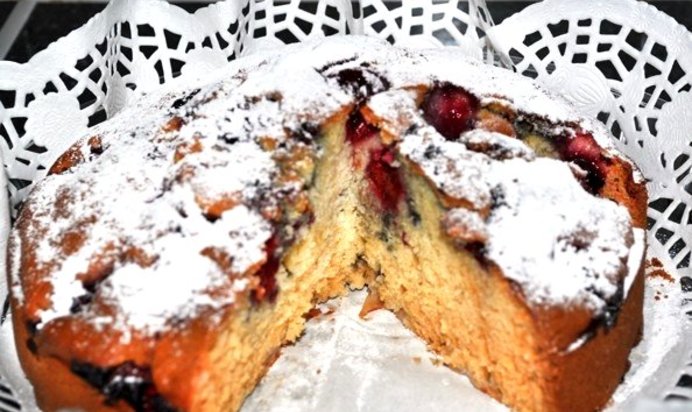 Шарлотка с яблоками и черешней