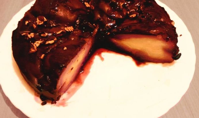 Шоколадный пирог с грушами в вине и винным сиропом