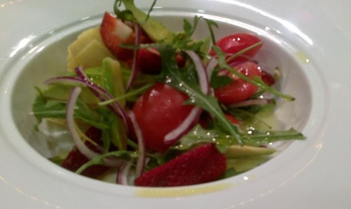 Салат с клубникой, рукколой и артишоком