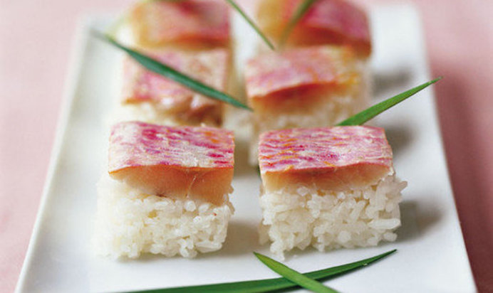 Суши со средиземноморской султанкой