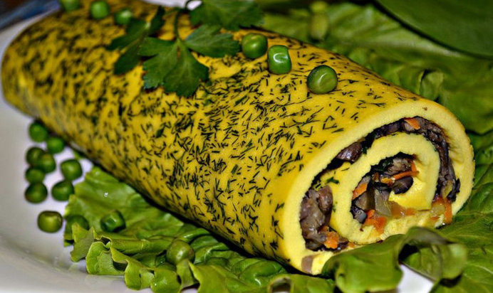 Рулет из омлета с грибами