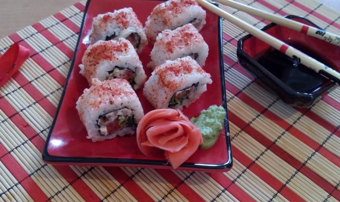 Роллы с осьминогами, томатом и рукколой