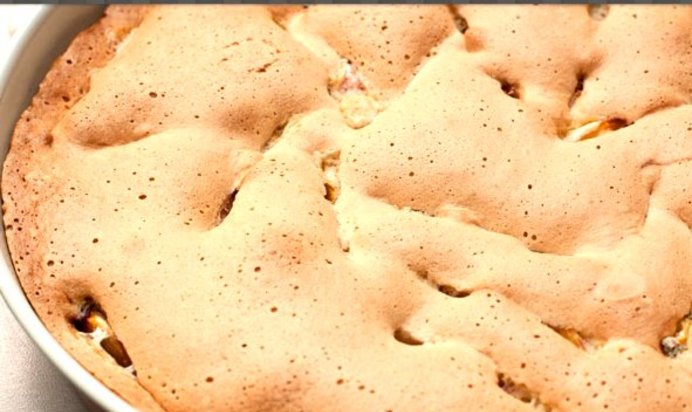 Шарлотка с персиками